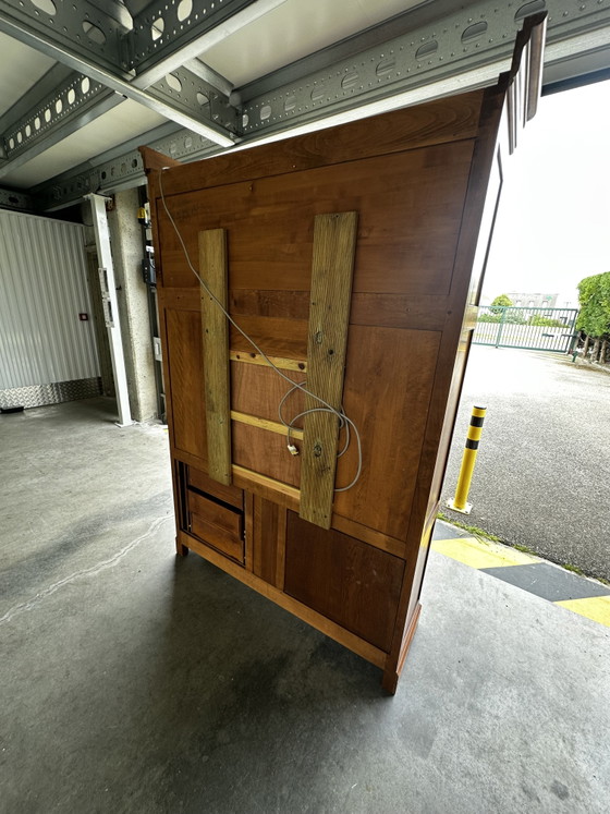 Image 1 of Bibliothèque en merisier massif à éclairage intégré - fabrication XX e siècle 