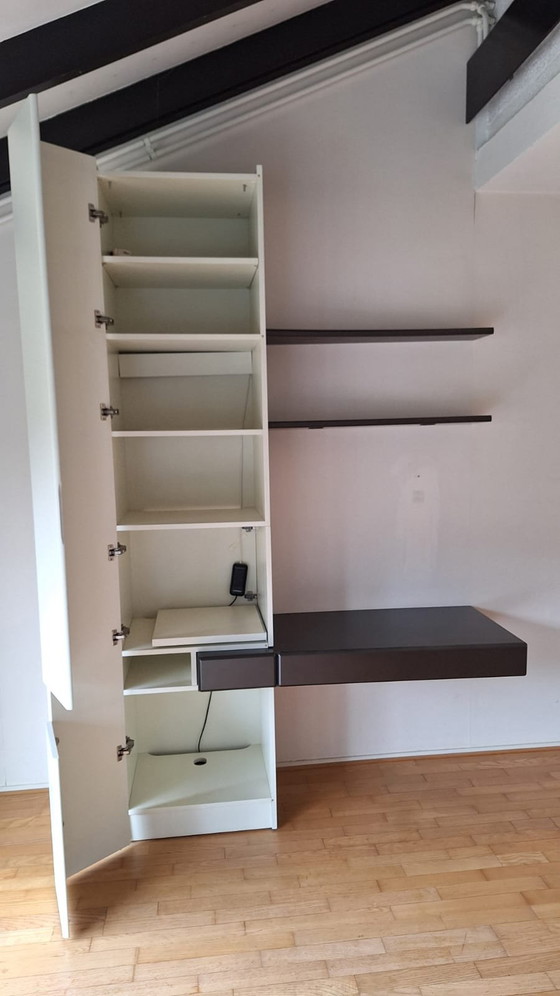 Image 1 of Banzbord hoge kast met zwevende boekenplanken en buroblad