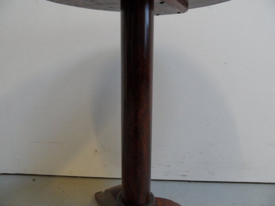 Image 1 of Table d'appoint ronde vintage en acajou