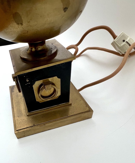 Image 1 of Grande lampada da tavolo classica in ottone con paralume nero – Metà secolo / classicamente elegante