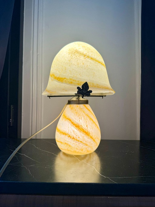 Lampada a fungo in vetro giallo burro vintage