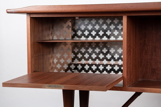 Image 1 of Scrivania danese a forma di "boomerang" in teak e ottone, disegnata da Peter Lovig Nielsen nel 1968.