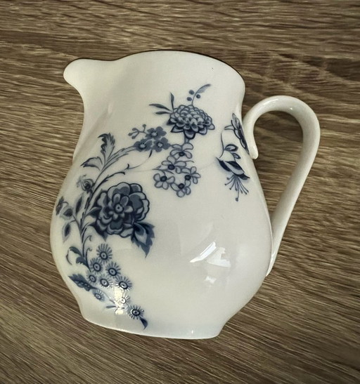 Piccola lattiera/crema con motivo a piccoli fiori blu in porcellana, XX secolo
