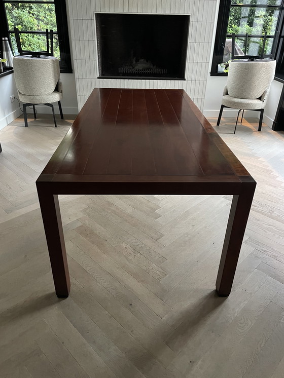 Image 1 of Table de salle à manger ou de réunion en bois, élégante et classique.