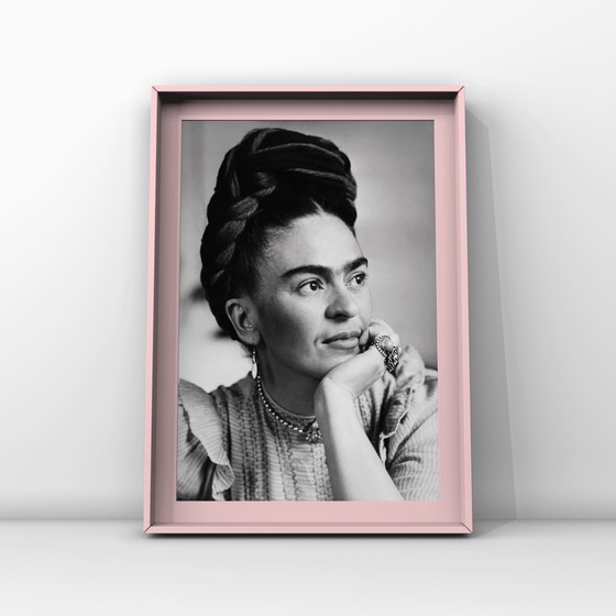 Image 1 of 1x serene Frida Kahlo foto door Nickolas Muray zwart wit