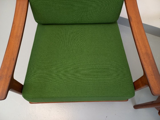 Image 1 of Een paar vintage Scandinavische fauteuils van teakhout met groene stof uit de jaren 60.