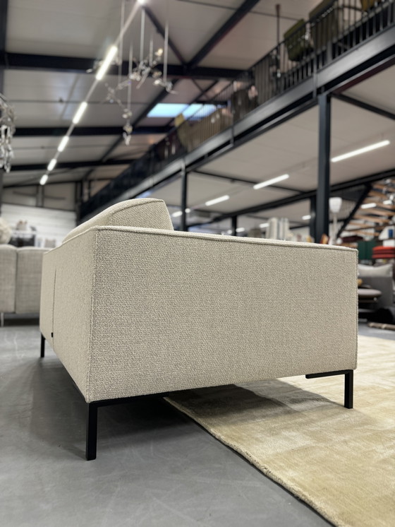 Image 1 of Divano a due posti Aikon in tessuto Kaya Ibis, disponibile in magazzino