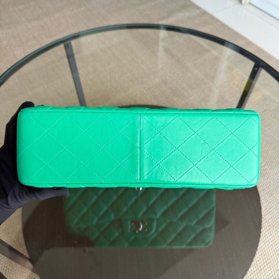 Image 1 of Borsa Chanel Classic Flap Jumbo - Doppia patta 30 cm in pelle di agnello trapuntata verde con finiture argentate, serie 16