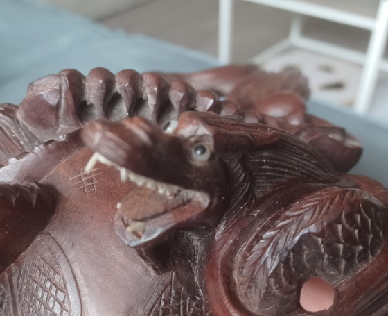 Image 1 of Decorazione murale antica in legno di radice raffigurante un drago cinese.