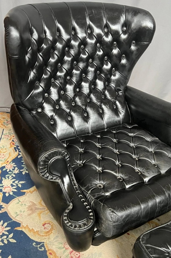 Poltrona e poggiapiedi Chesterfield. In pelle. – Poltrone, Leather (photo 3 of 6)