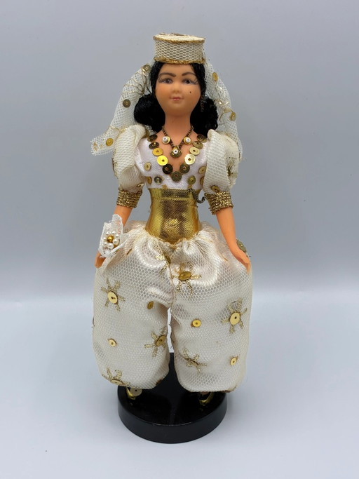 Orientalische Volkspuppe im Vintage-Stil – Traditionelle Tracht – decoratieve objecten