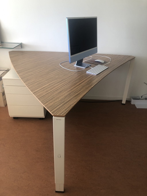 Ahrend bureau A700. Driehoektafel 160x160x160cm. 2 zijden bol, 1 zijde hol, in hoogte verstelbaar van 62 tot 82 cm