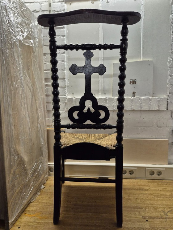 Image 1 of Antica sedia da preghiera con sedile in vimini e decorazione a croce.