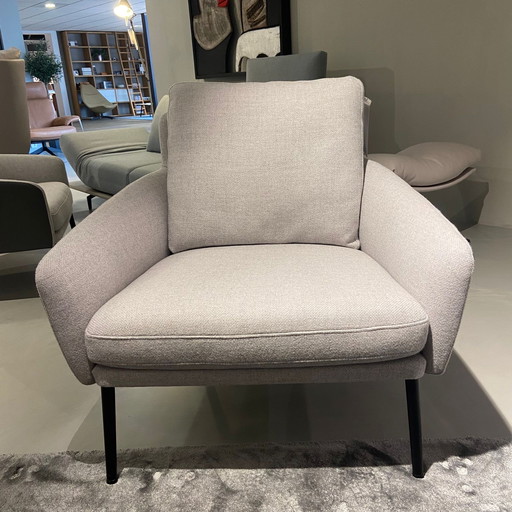 Poltrona Jon di Rolf Benz con pouf