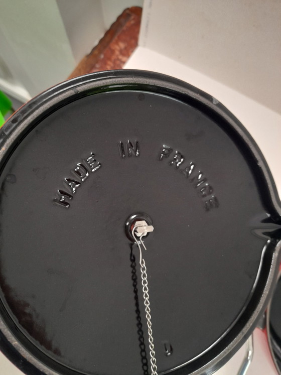 La théière Staub en fonte émaillée rouge – Accessoires de table, Cast Iron (photo 5 of 6)