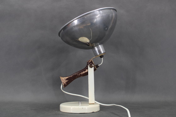 Image 1 of 1950er Tischlampe mit Aluminium-Lampenschirm, Tschechoslowakei