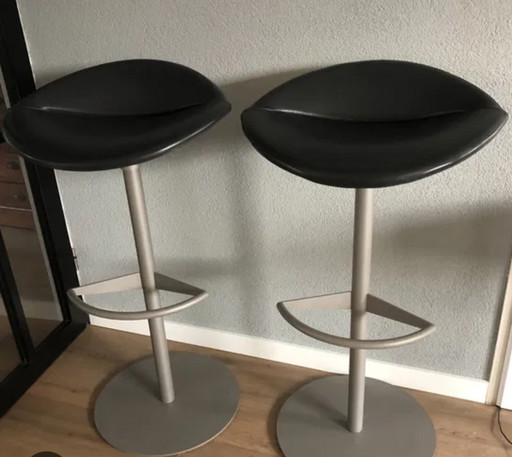 2 Monits leather stools