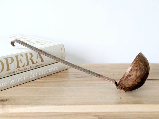 Image 1 of Grande mestolo vintage in rame con manico inciso a mano, decorazione da cucina in stile primitivo europeo.