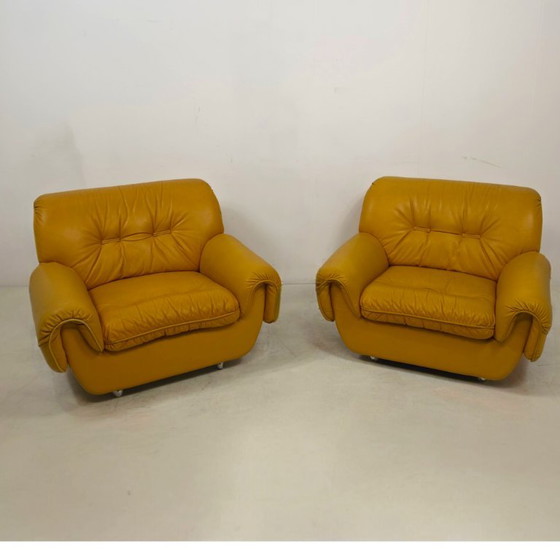 zona salotto di design italiano anni '70, era spaziale, brutalista, giallo ocra. – Sofà, Leather (photo 8 of 13)