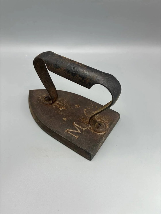 Antique cast iron flat iron – Forged articulated handle – Stars and letter M marking – 19th century (photo 3 of 6)
