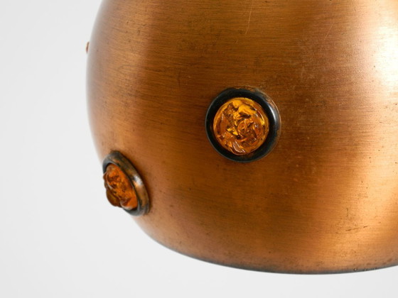 Image 1 of Lampada a sospensione originale degli anni '60 in rame massiccio con pietre in vetro sintetico arancione.