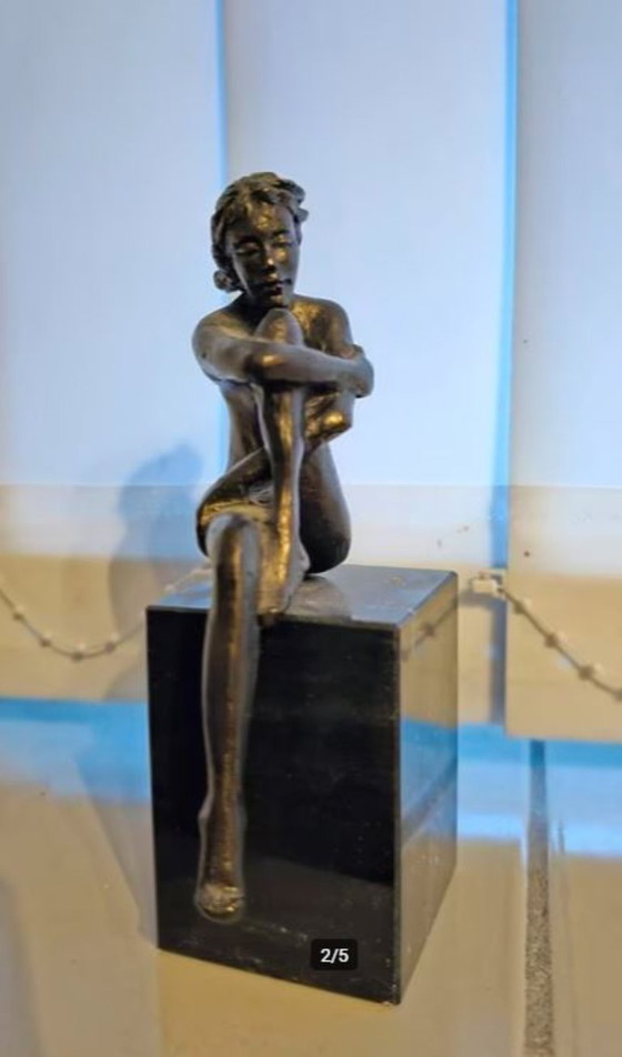 Image 1 of Carrie Ammerlaan brons meisje op graniet