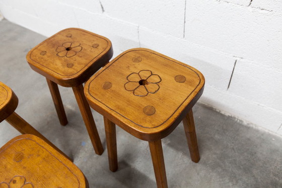 Image 1 of Set di 4 sgabelli brutalisti, fatti a mano, anni '60, design floreale