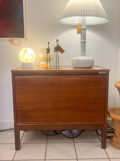Mueble para discos vintage / Mueble pequeño con puerta enrollable, Kinnarps, Suecia