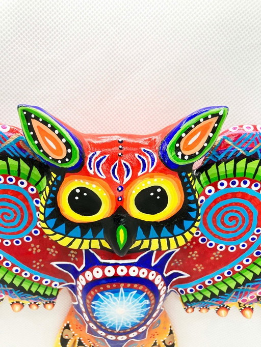 Una statuina di gufo da favola. Realizzata a mano dall'artista.