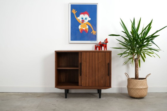 Image 1 of Mueble de nogal, diseño escandinavo