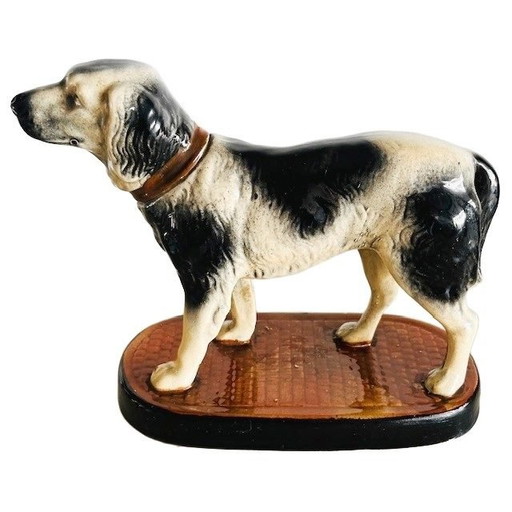 Escultura de cerámica vintage de un perro de caza de mediados de siglo sobre un pedestal, década de 1960.