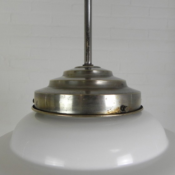 Image 1 of Lámpara colgante Art Déco con pantalla opalina escalonada, década de 1930.