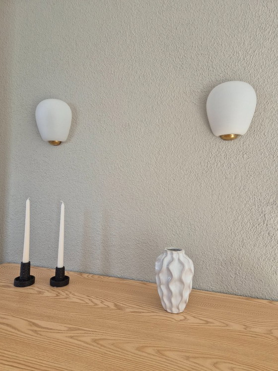 Image 1 of Elegante set di 2 lampade da parete Peill & Putzler, anni '60, vetro opalino e ottone – Luce calda e soffusa.