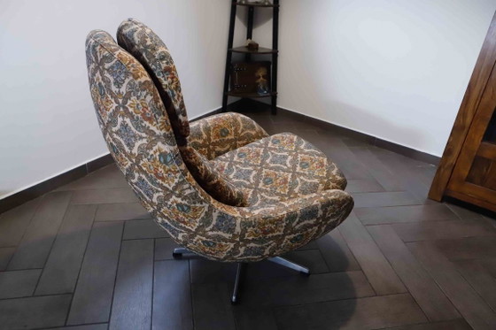 Image 1 of Set van 2 vintage draaibare fauteuils met hoge rugleuning en abstracte bekleding.