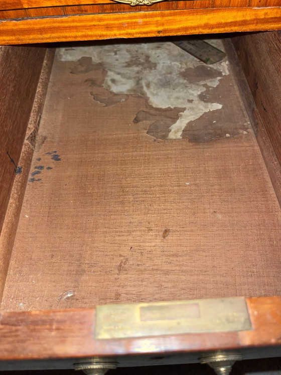 Image 1 of Maple & Co Prachtig Edwardiaans bureau van satijnhout met kruisbanden van walnoothout