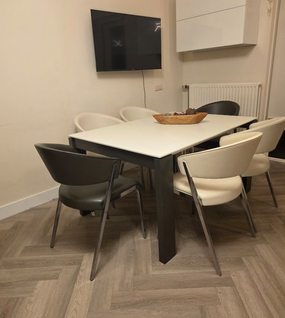 Image 1 of Set da pranzo di Hulsta Now. Tavolo da pranzo E20 e sedie da pranzo S500 di Hulsta Now.