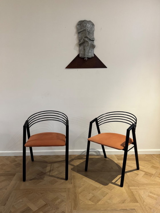 Image 1 of Juego de 4 sillas esculturales de acero negro de la década de 1980 con asientos en terracota y melocotón