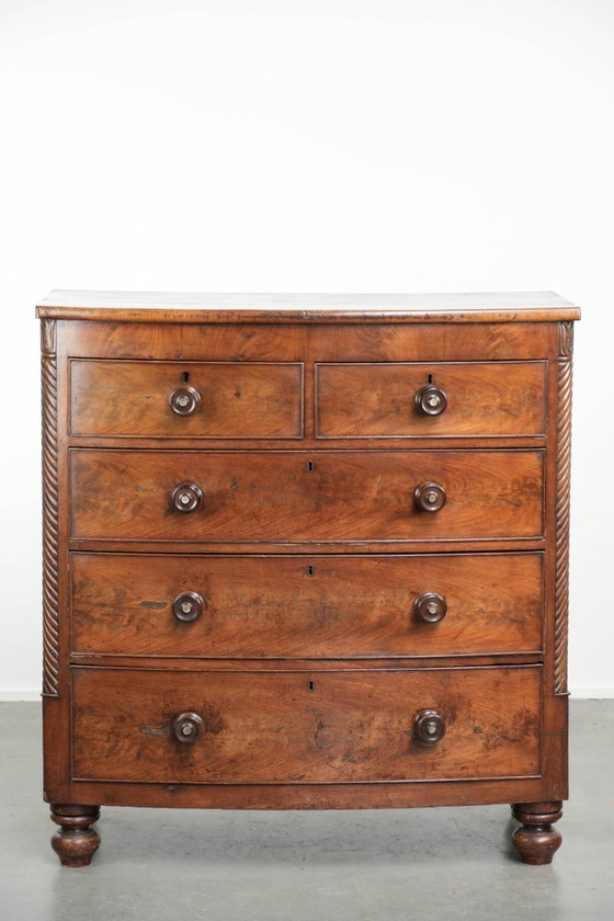 Image 1 of Grote antieke 19e eeuwse Engelse bow front ladekast/ commode met sierlijke details