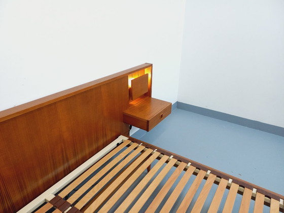 Image 1 of Lit double vintage style scandinave en teck des années 60 avec chevets lumineux intégrés et sommier