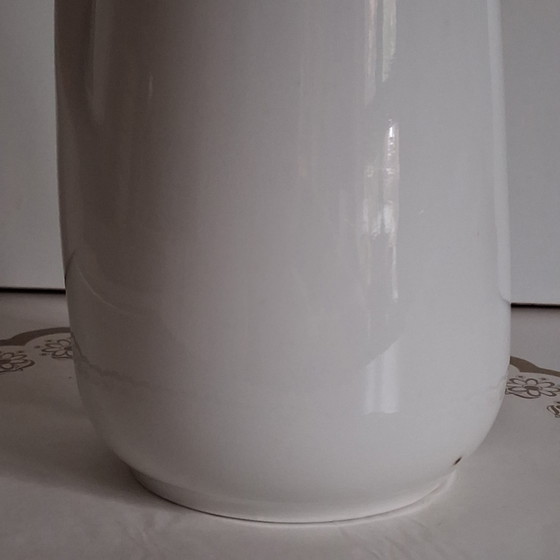 Weißer Porzellankrug/Einzelblumenvase aus der Mitte des 20. Jahrhunderts – Vasen, Porcelain (photo 8 of 9)