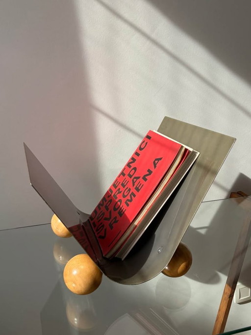 metalen (chroom/inox) tijdschriftenrek (houder) met houten bolvoeten