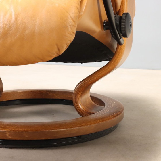 Ekornes Armchair with Footstool – Leather (photo 6 of 13)