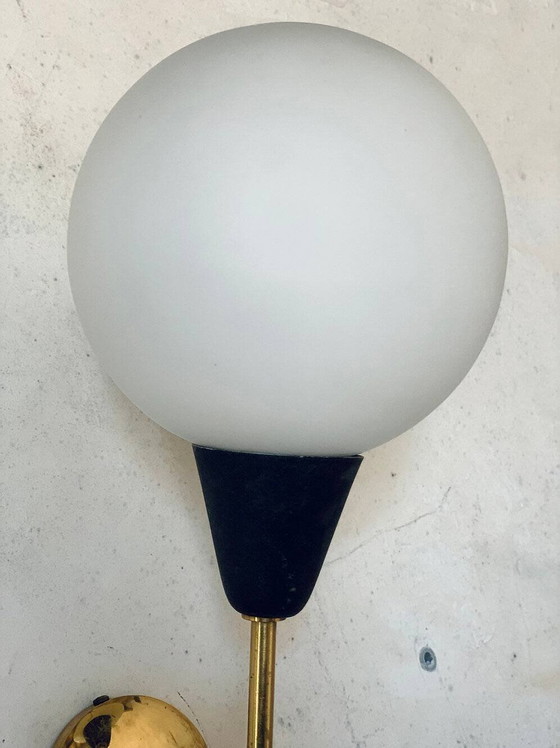 Image 1 of Een paar vintage wandlampen van messing en opaalglas.