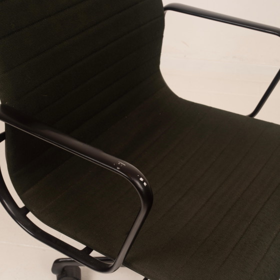 Charles & Ray Eames Zwart Aluminium Bureaustoel, eind 20e eeuw, voor ICF – Bureaustoelen, Metal, Modern (photo 10 of 20)