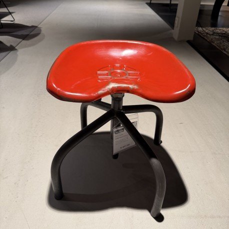 Sgabello da lavoro Sturdy Legs con sedile da trattore (rosso)