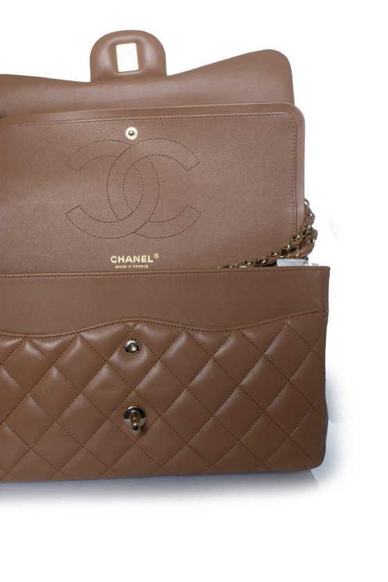 Image 1 of Bolso Chanel Jumbo de piel acolchada en color caramelo.