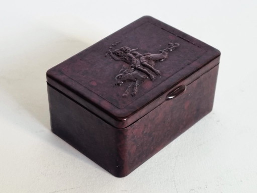Portapillole/mini scatola in bachelite – bambini che cavalcano un coniglio – Art Deco in marmo rosso e nero