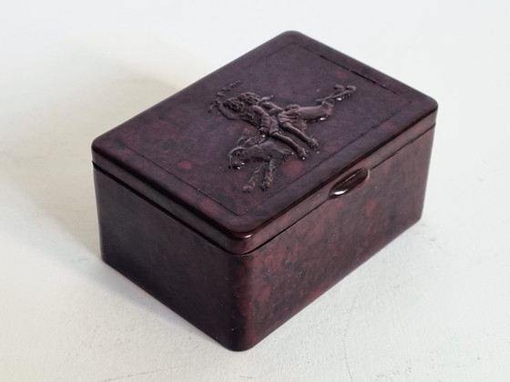 Image 1 of Portapillole/mini scatola in bachelite – bambini che cavalcano un coniglio – Art Deco in marmo rosso e nero
