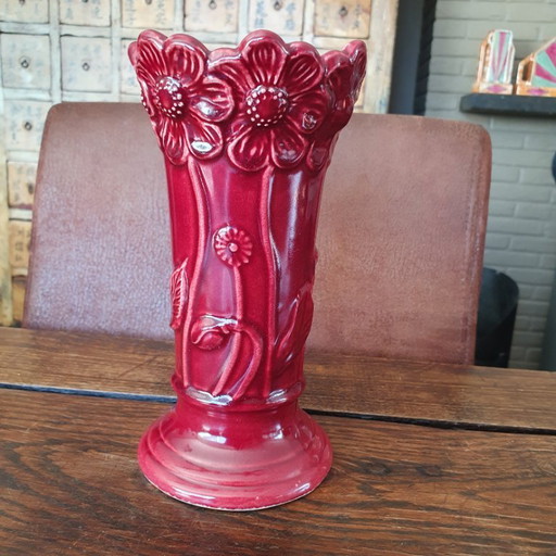 Vase rouge à décor floral en relief, signé, 20 cm