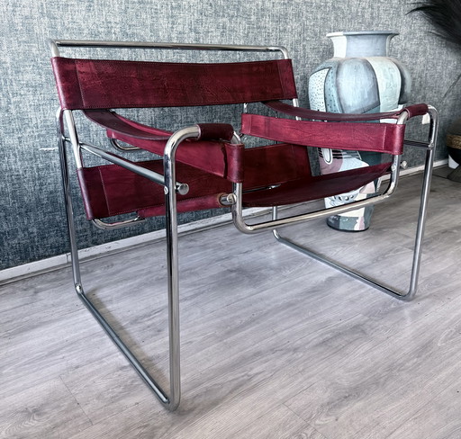 Vintage Wassily-stoel van Marcel Breuer voor Fasem, uitgevoerd in bordeauxrood leer.